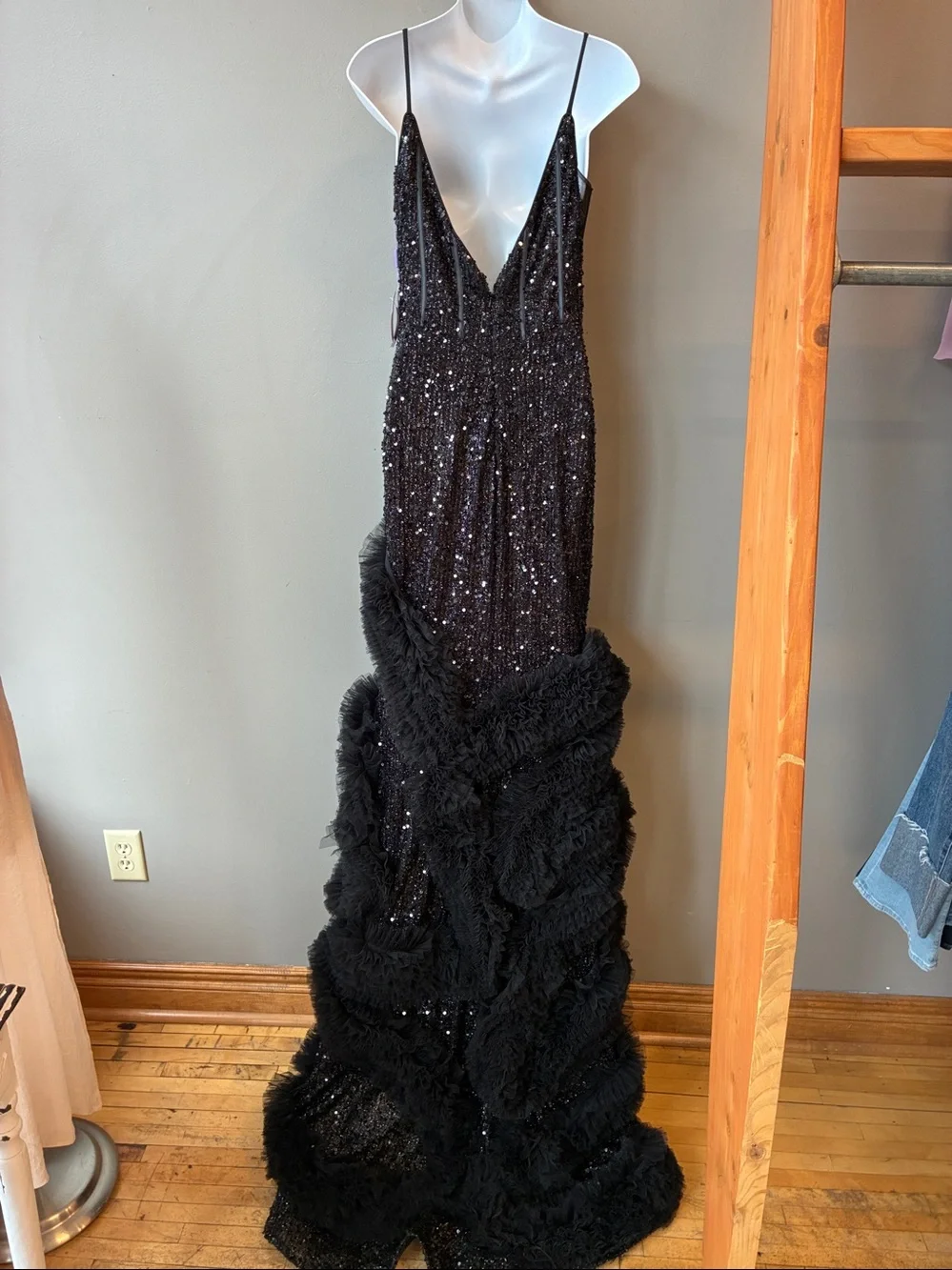 Ladivine by Cinderella Divine Black Sequin Ruffled Mermaid Dress, sz 6. NWT - Picture 6 of 10